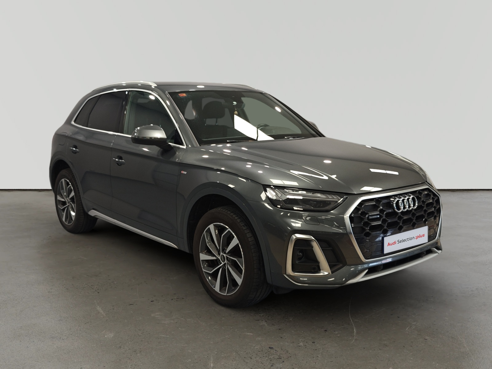 Audi Q5 gris oscuro con acabados cromados y llantas de aleación