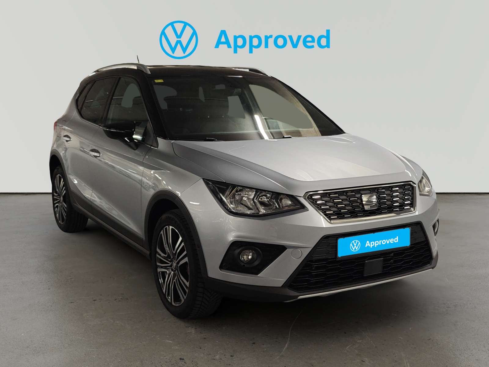 SEAT Arona blanco aprobado Volkswagen en fondo gris
