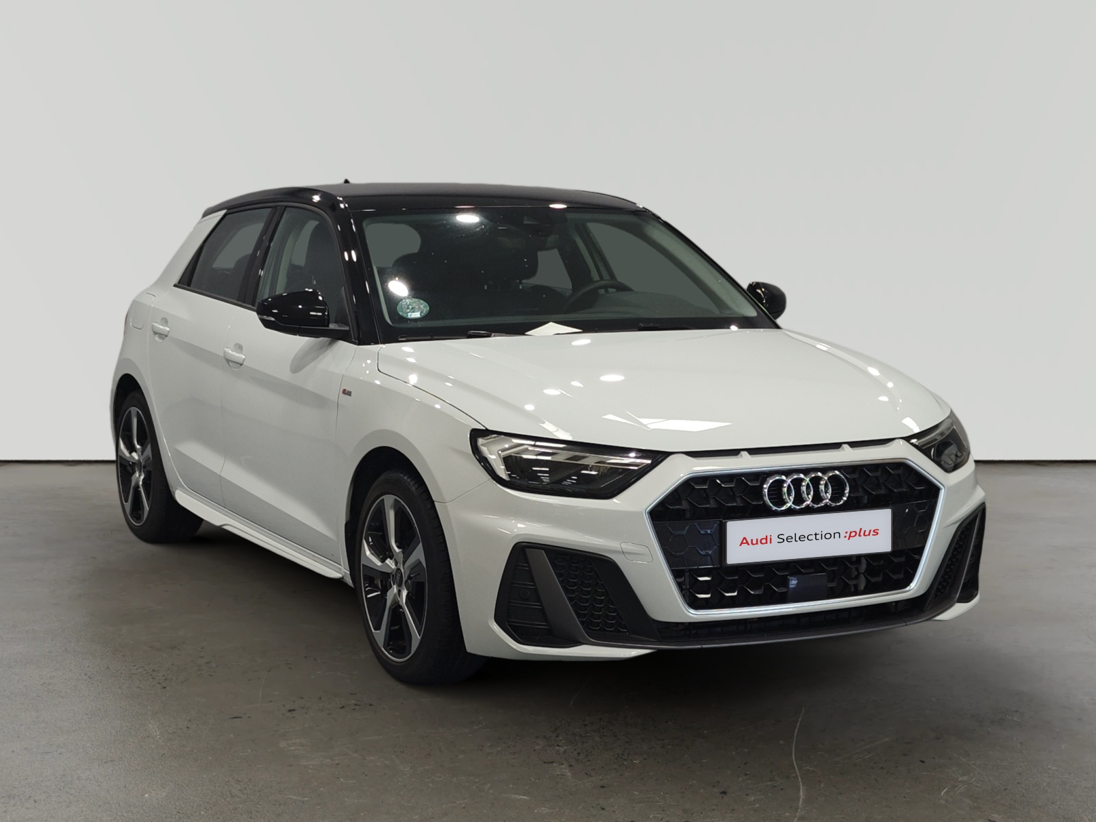 Audi A1 blanco con detalles negros en concesionario