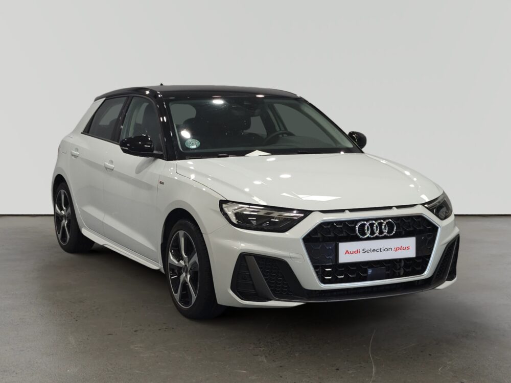 Audi A1 blanco con detalles negros en concesionario