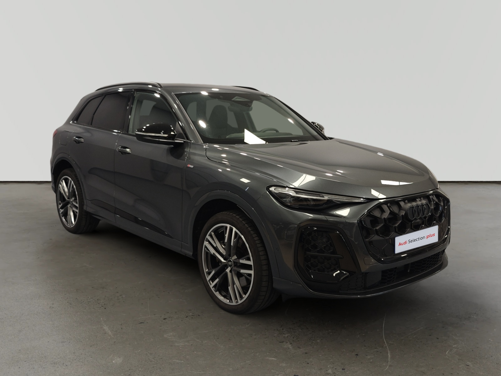 Audi Q4 e-tron negro en sala de exposición