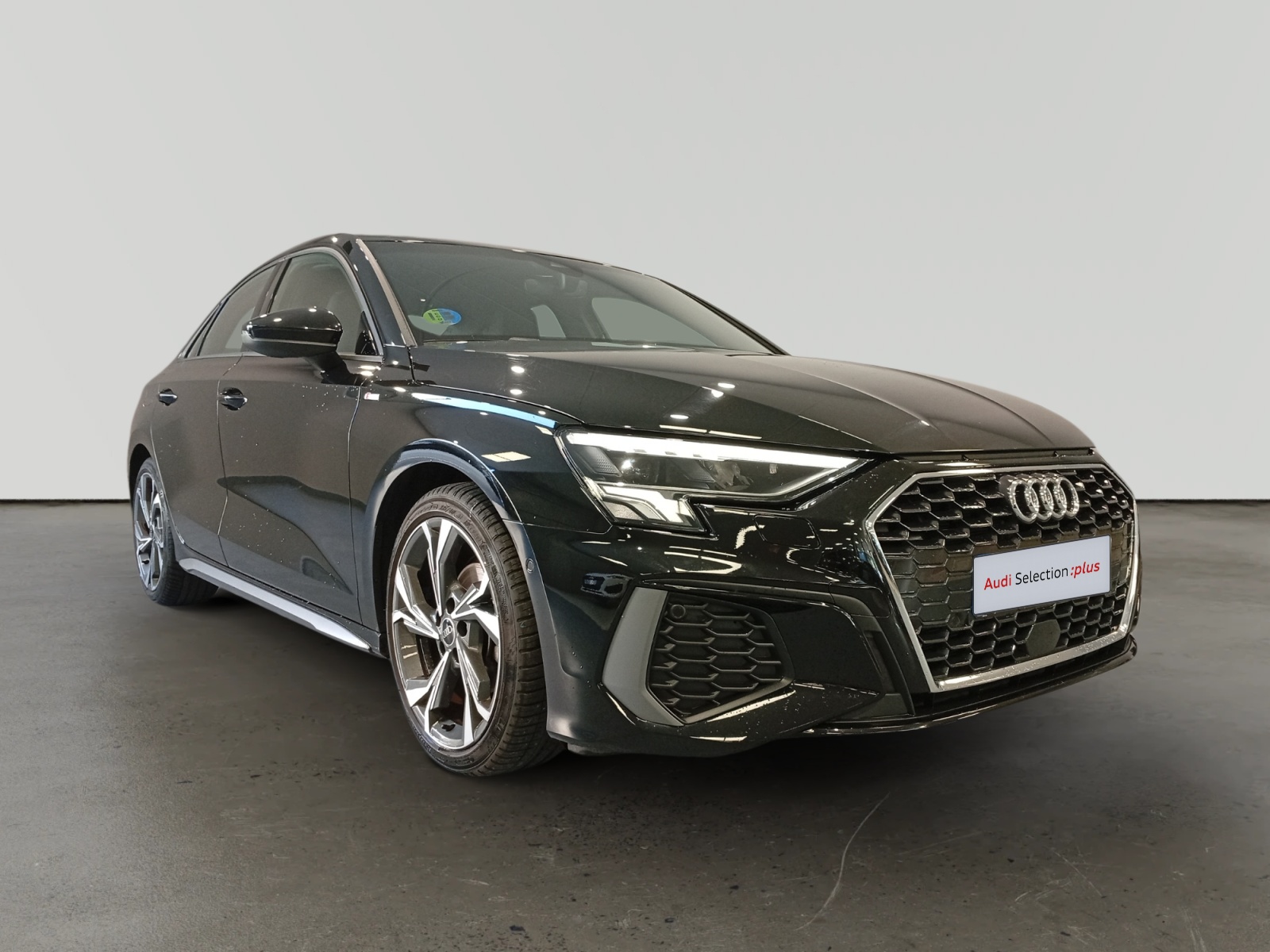 Audi A3 Sedán negro con acabado deportivo