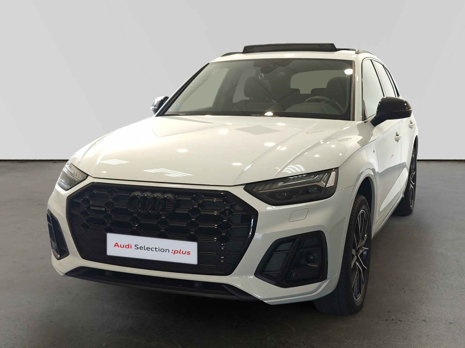 Audi Q5 blanco con techo panorámico y parrilla negra