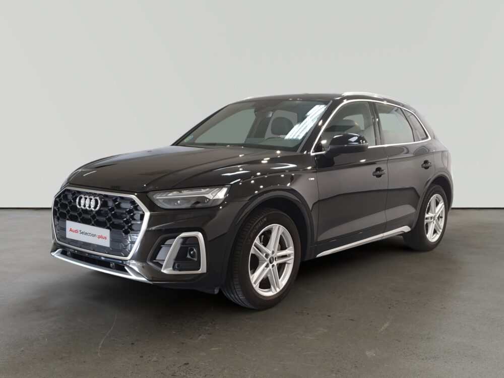 Audi Q5 negro con ruedas plateadas estacionado