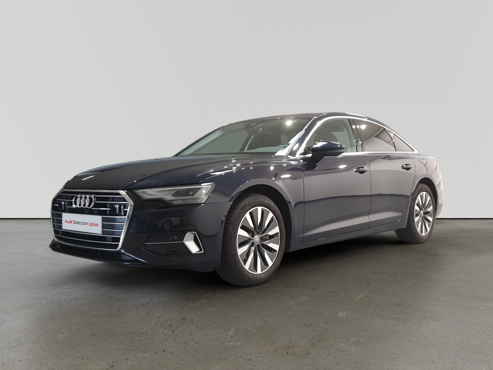 Audi A6 sedán negro de lujo con ruedas plateadas