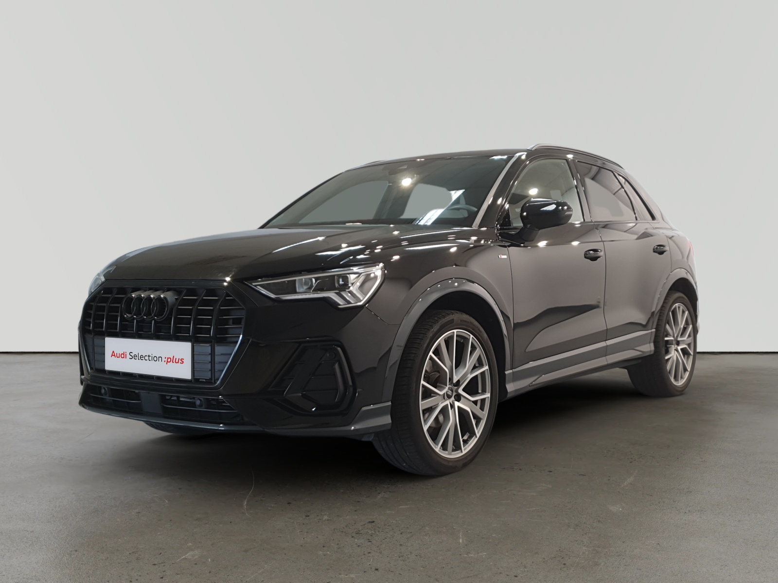 Audi Q4 e-tron negro en sala de exposición
