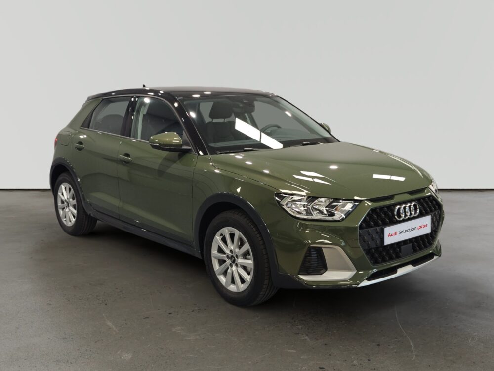 Audi A1 Sportback verde oliva en sala de exposición