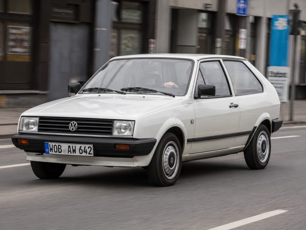 Volkswagen Polo blanco de los años 80 circulando por una calle urbana