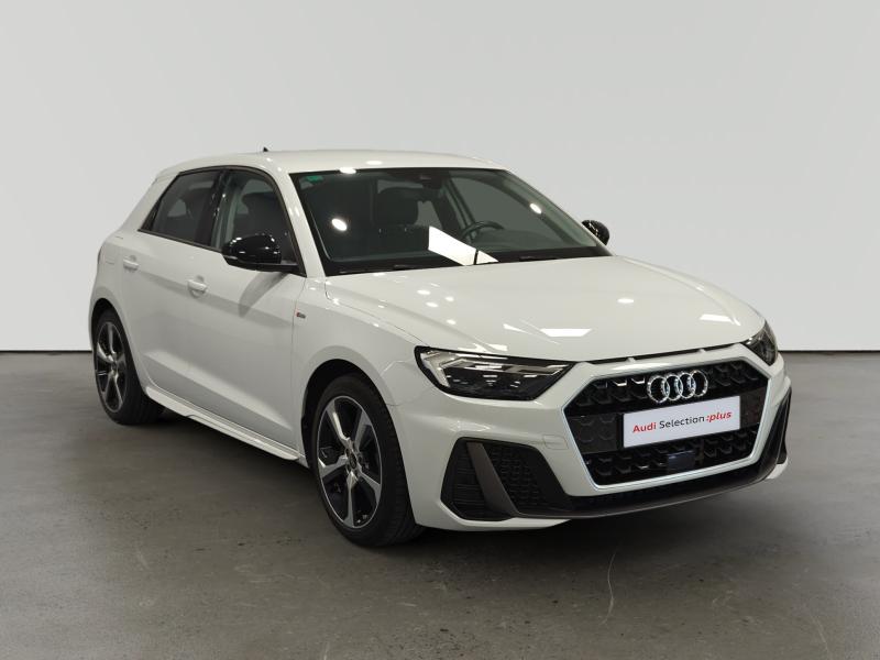 Audi A1 blanco deportivo en sala de exposición