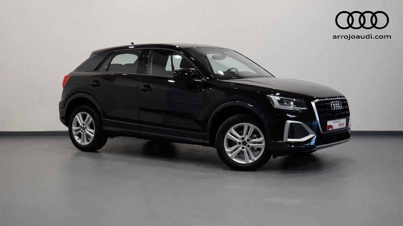 Audi Q2 negro con llantas plateadas en showroom