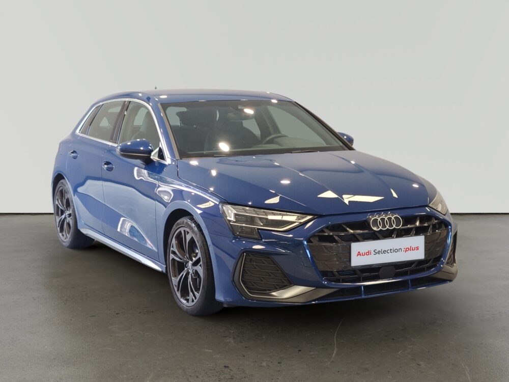 Audi A3 Sportback azul estacionado en showroom