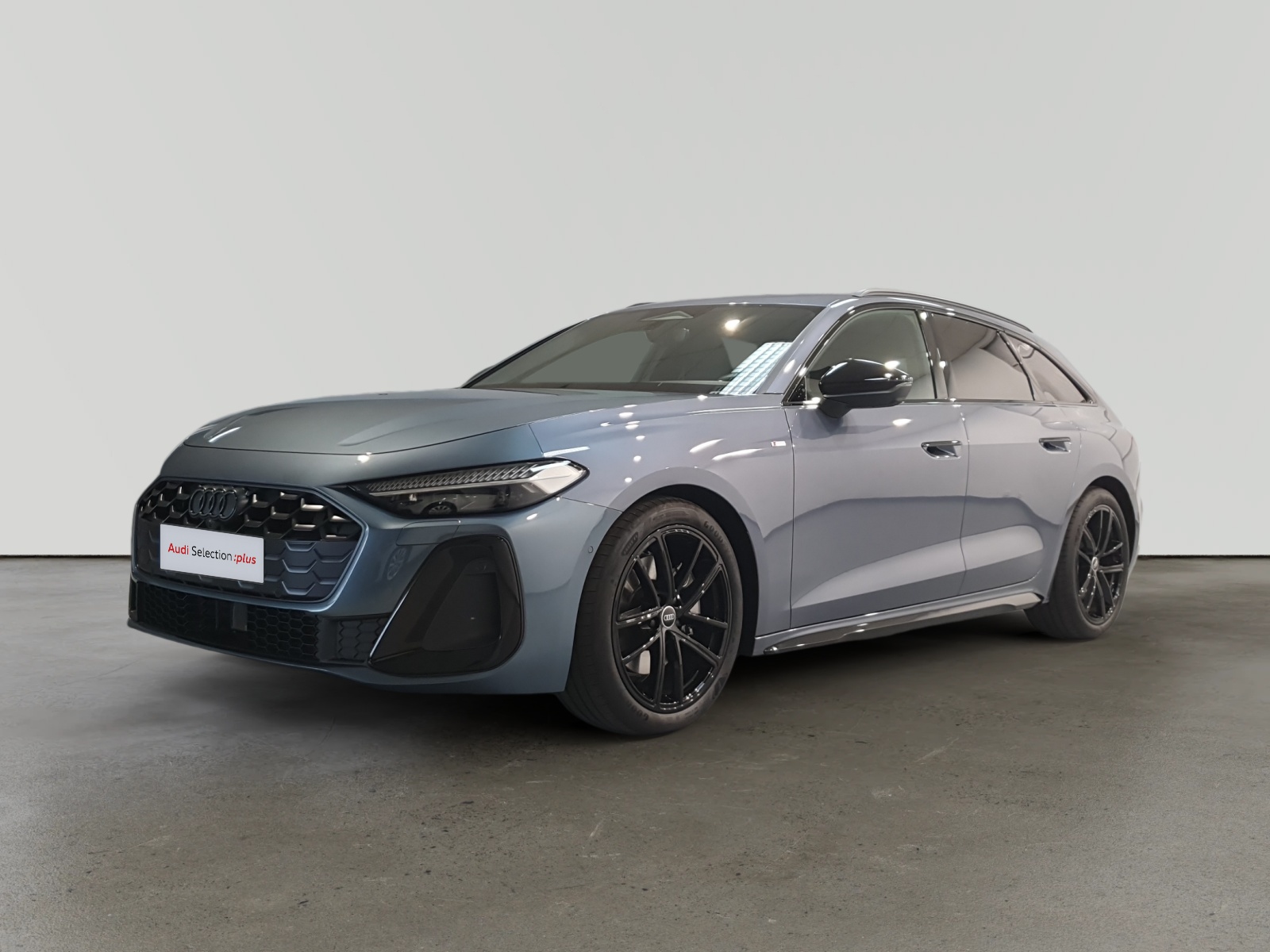 Audi A5 Avant gris oscuro en exhibición frontal