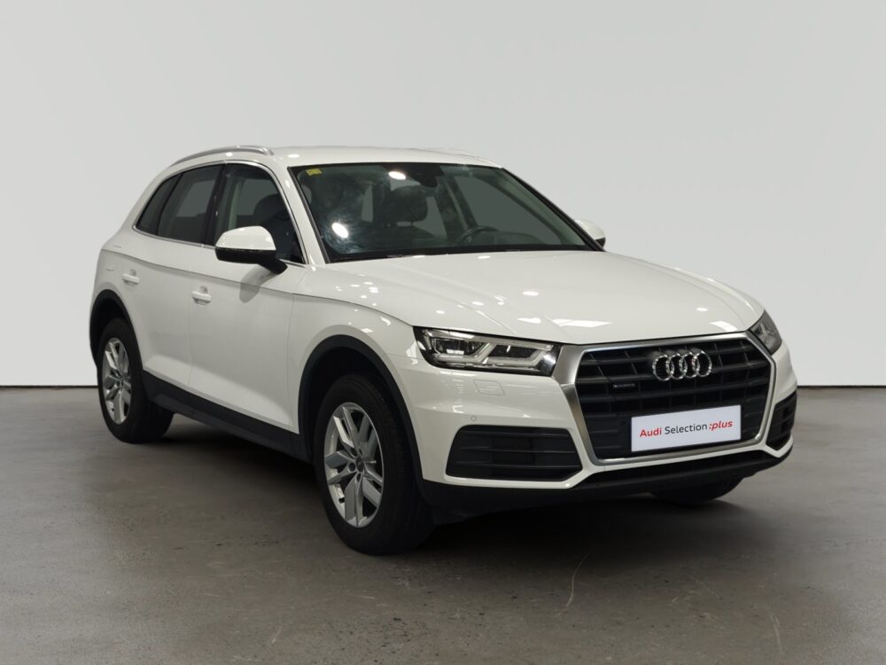 Audi Q5 blanco de frente en estudio