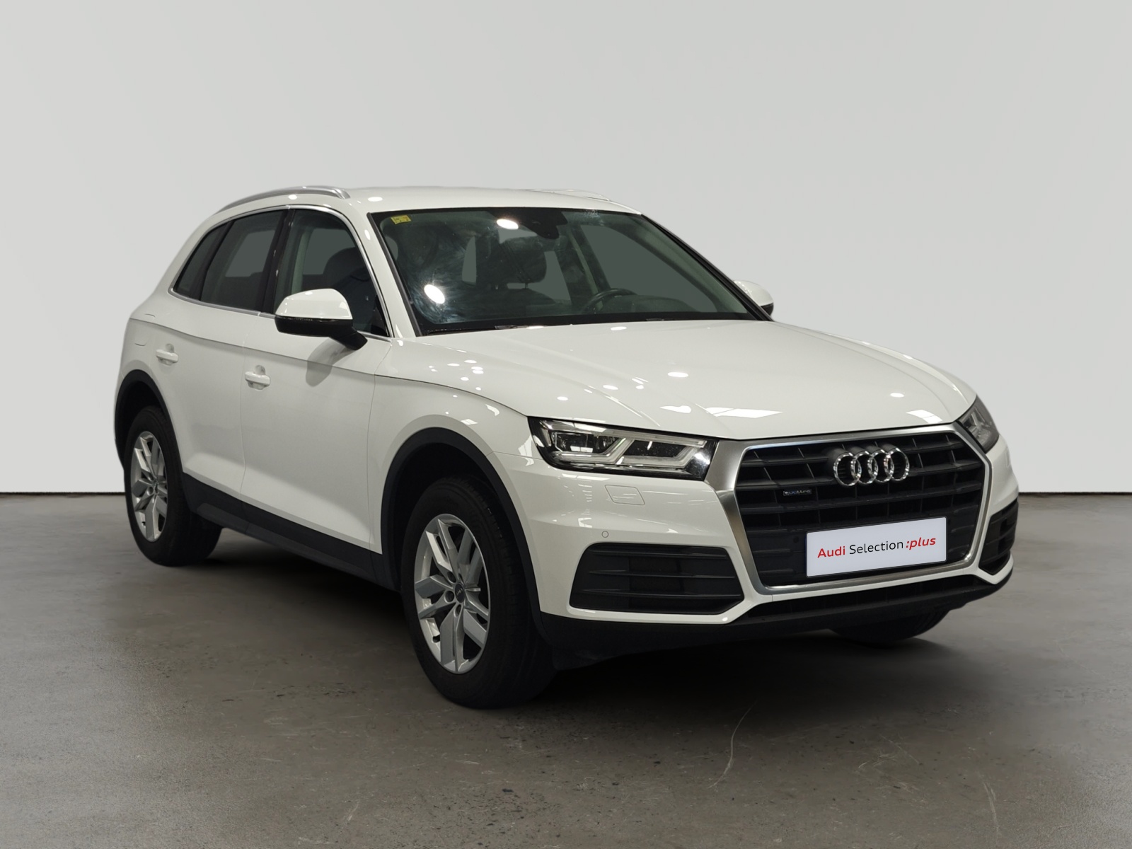 Audi Q5 blanco de frente en estudio