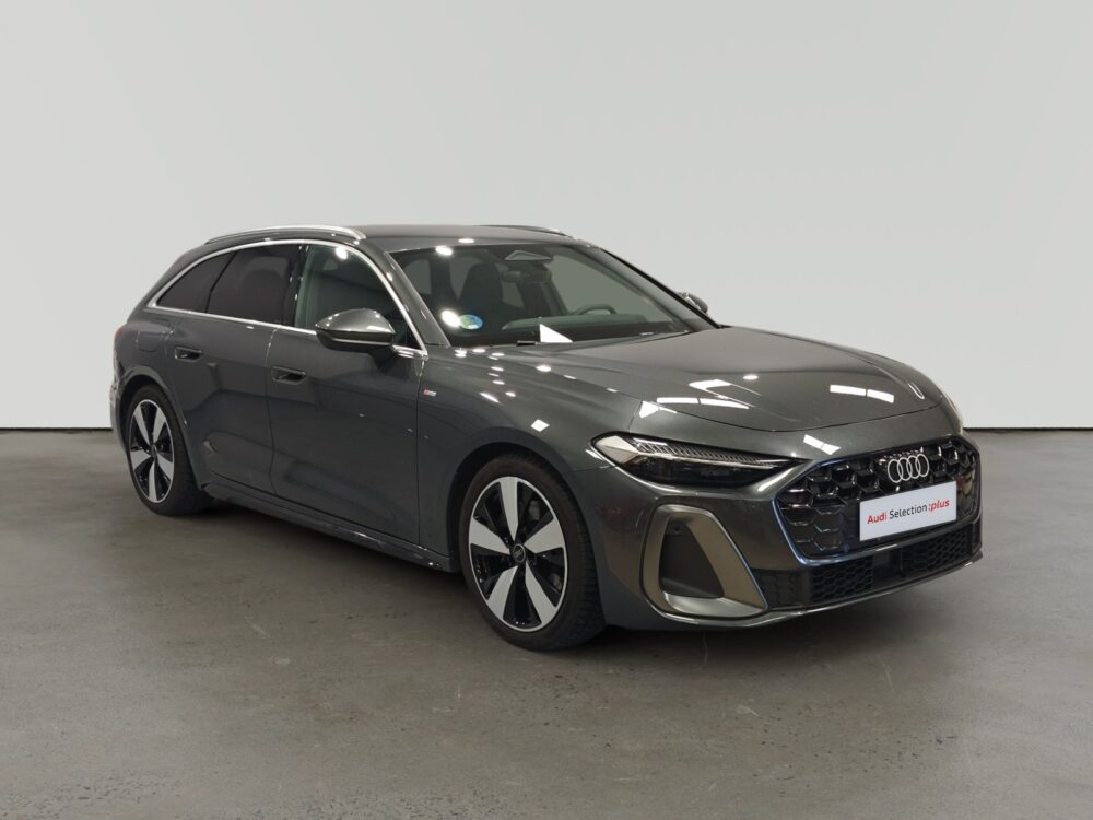 Audi A5 Avant gris oscuro en vista lateral sobre fondo blanco