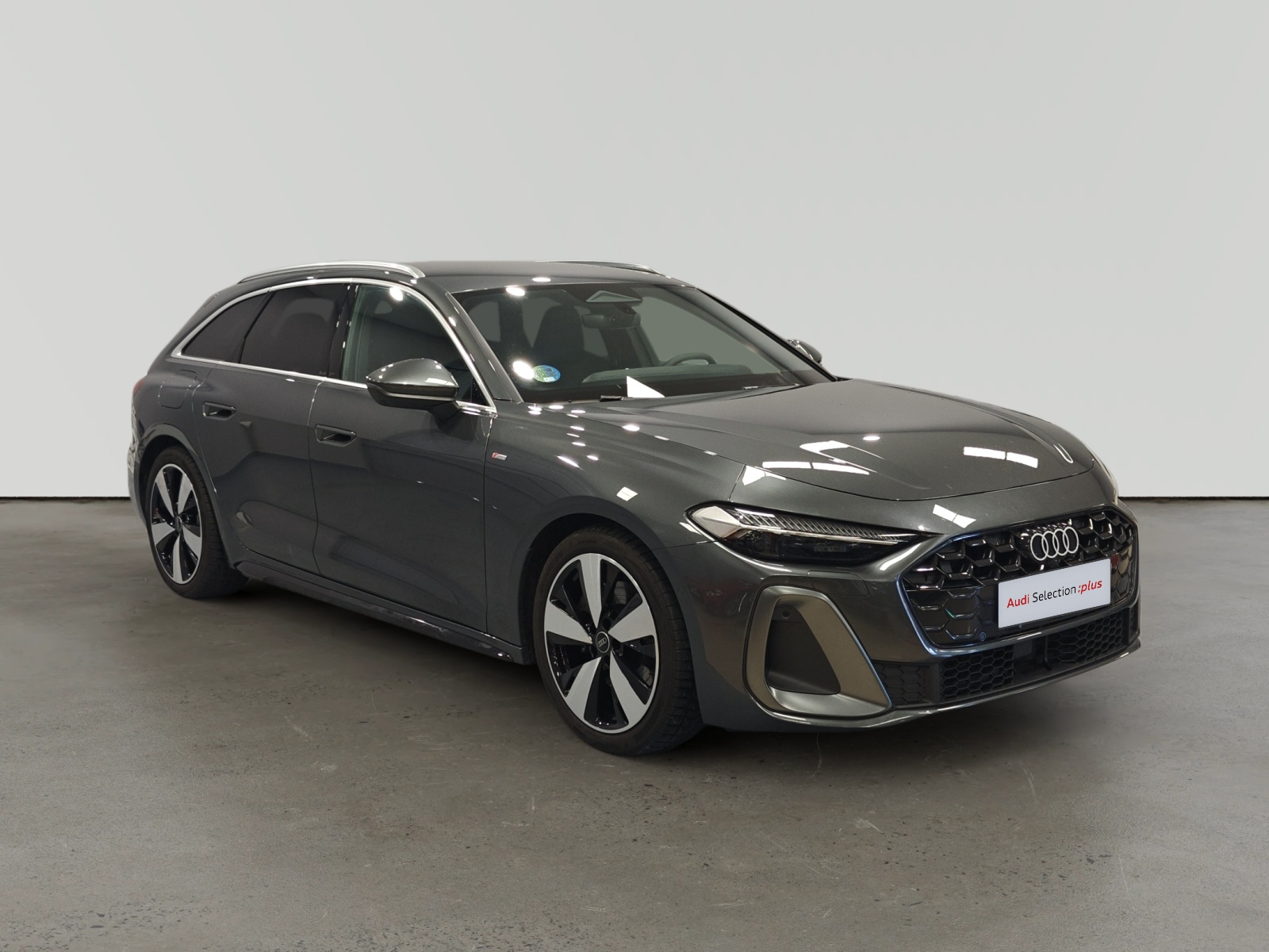 Audi A5 Avant gris oscuro en vista lateral sobre fondo blanco