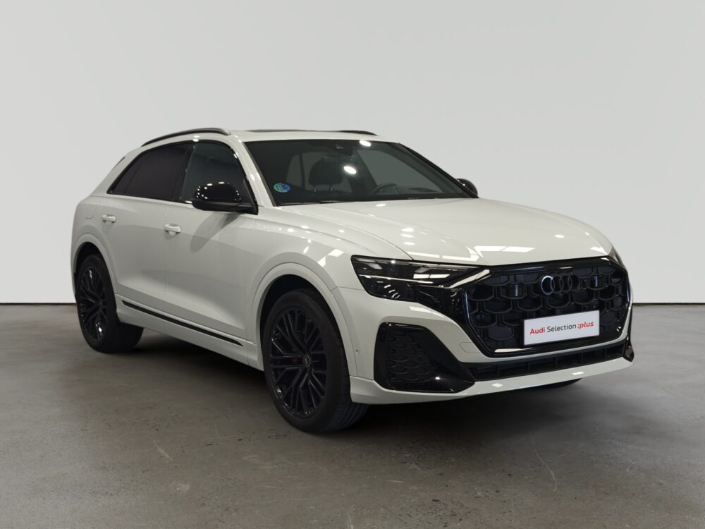 Audi Q8 blanco en sala de exposición