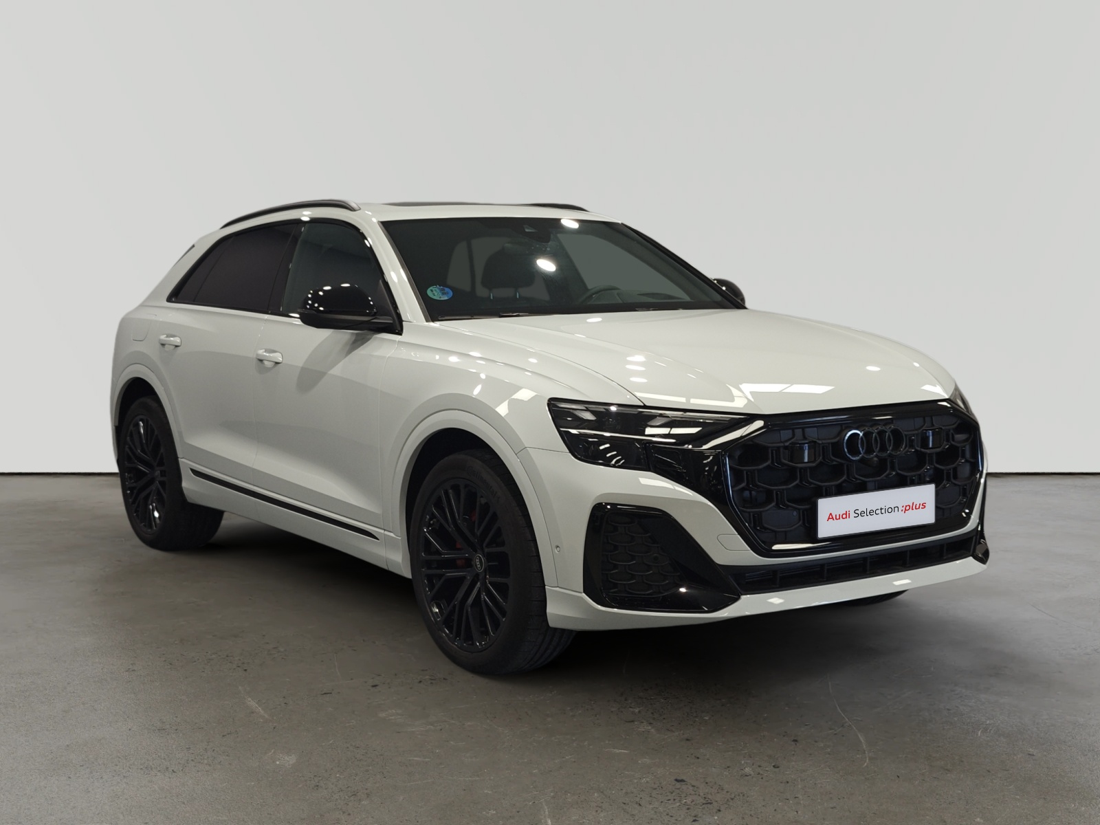 Audi Q8 blanco en sala de exposición