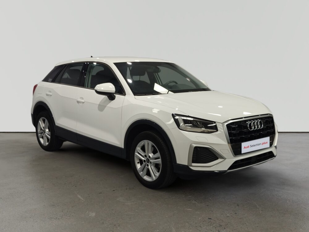 Audi Q2 blanco aparcado en estudio fotográfico