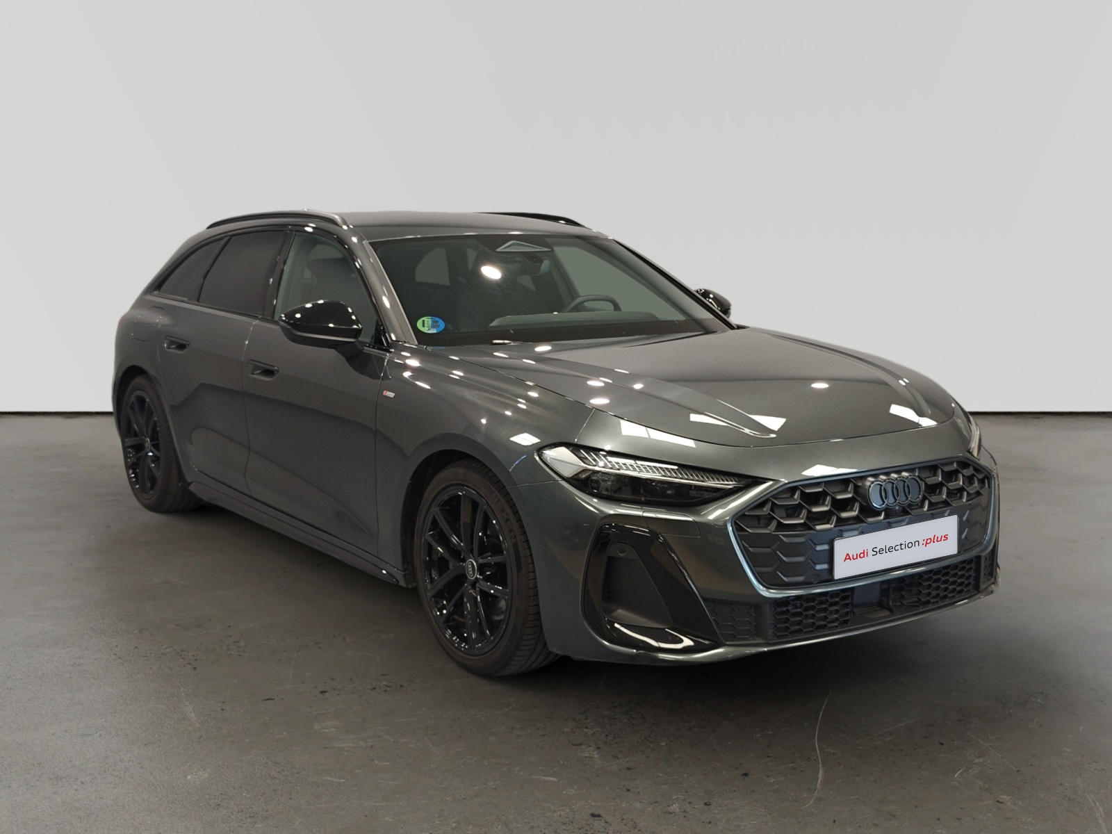 Audi A5 Avant gris oscuro en exposición de concesionario