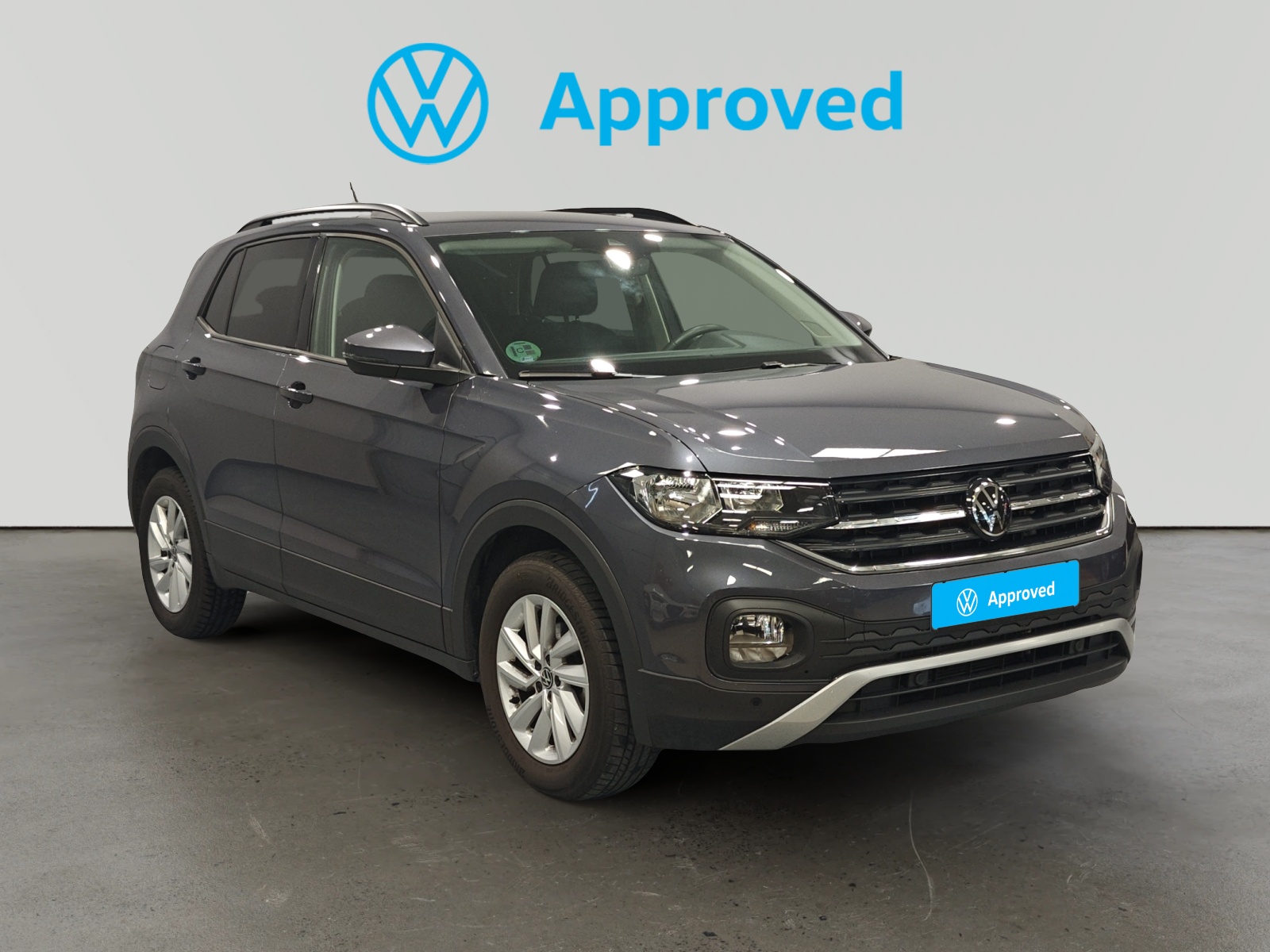 Volkswagen T-Cross gris oscuro aparcado con distintivo de aprobación Volkswagen