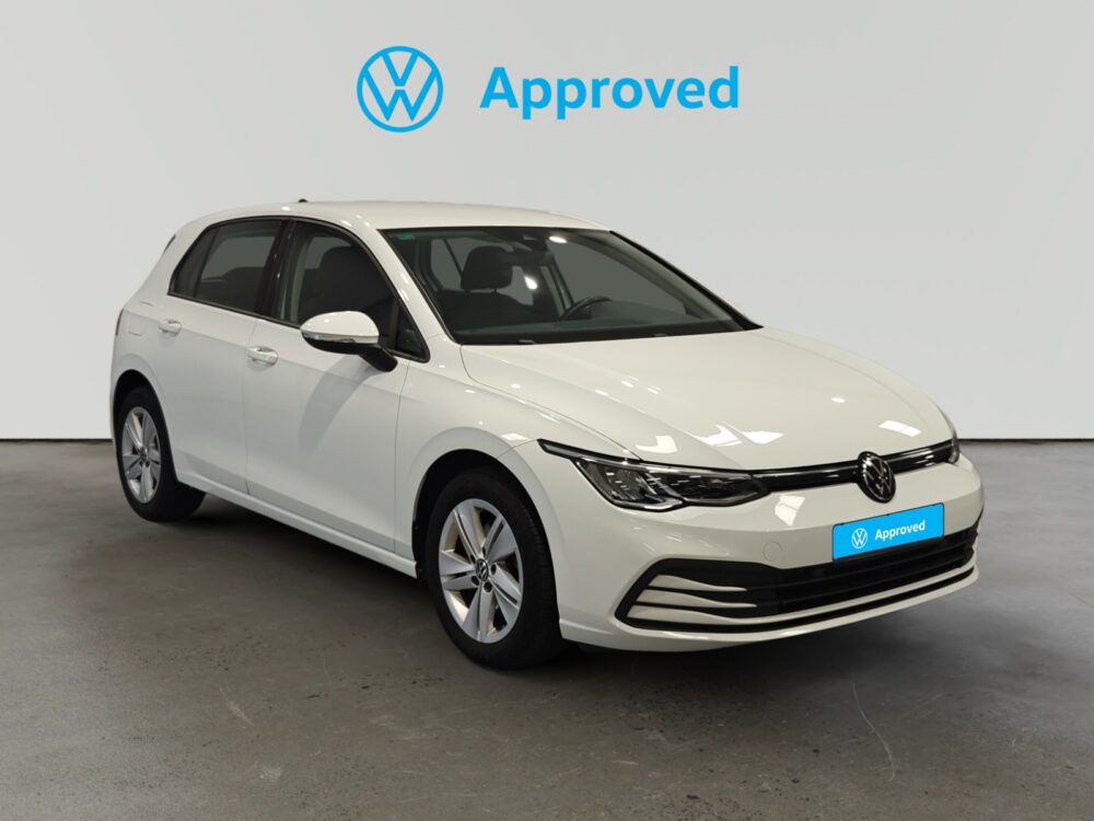 Volkswagen Golf blanco aprobado de frente en showroom