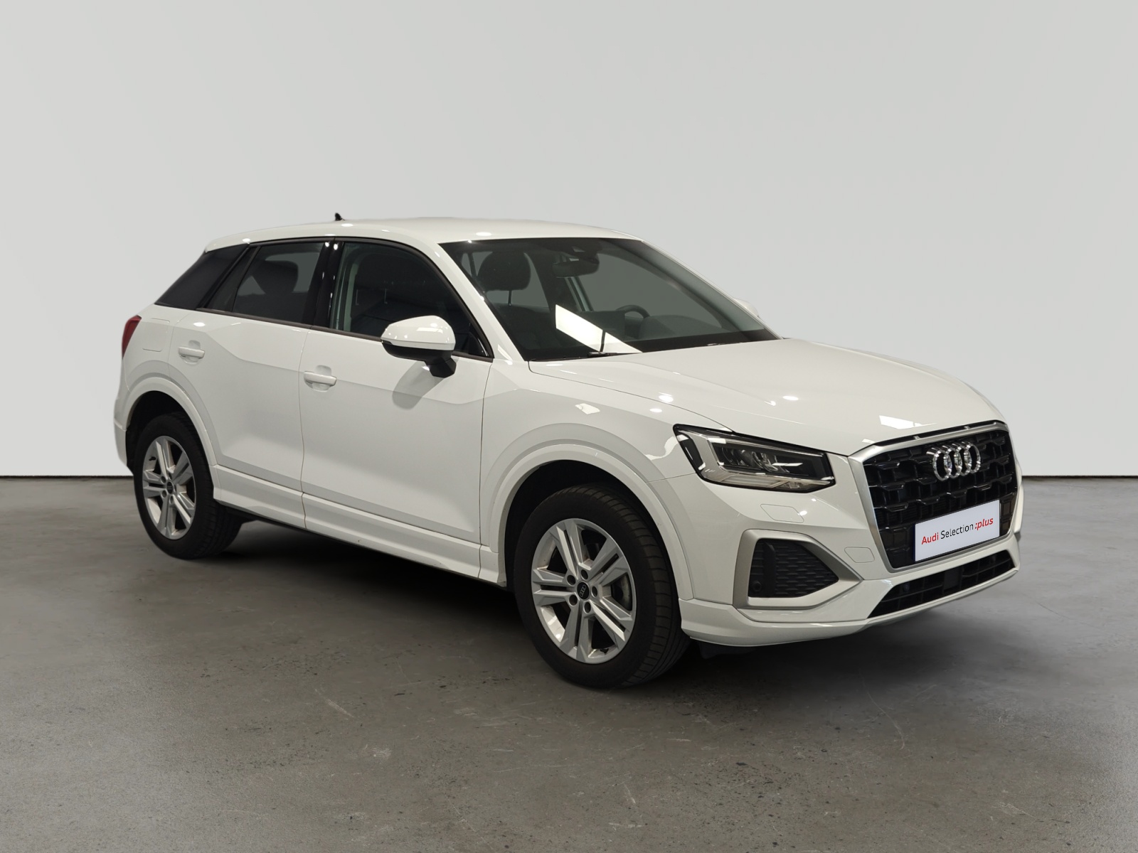 Audi Q2 blanco aparcado en estudio fotográfico