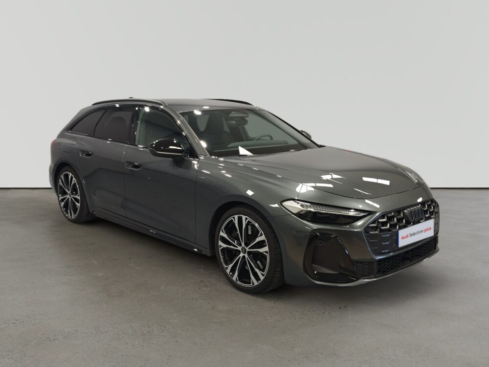 Audi A5 Avant gris oscuro de perfil en fondo neutro