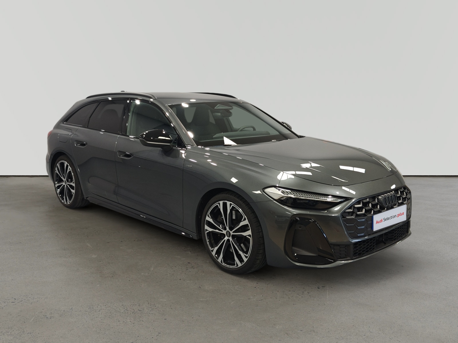 Audi A5 Avant gris oscuro de perfil en fondo neutro