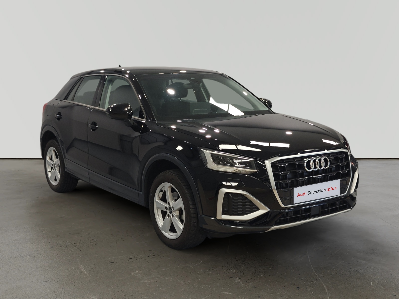 Audi Q2 negro de frente en exposición de concesionario