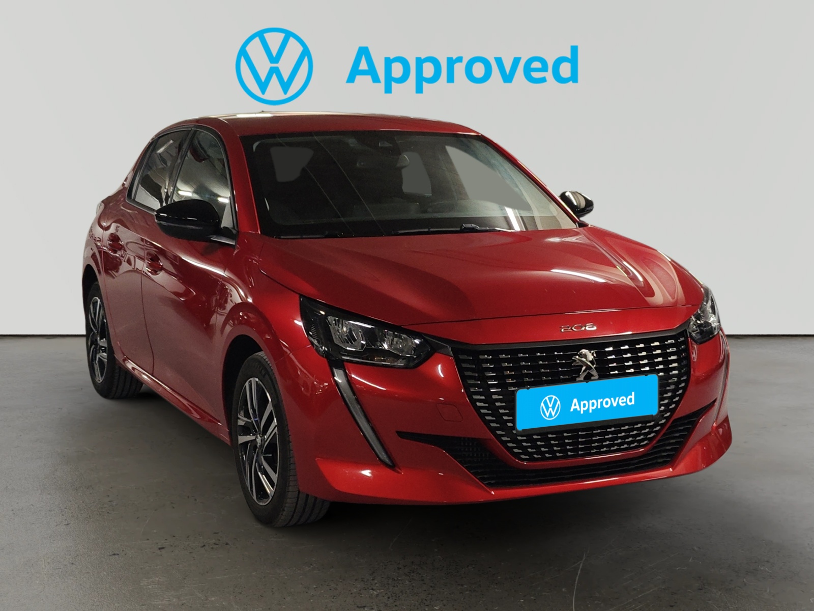 Peugeot 208 rojo aparcado de frente con logo Volkswagen Approved