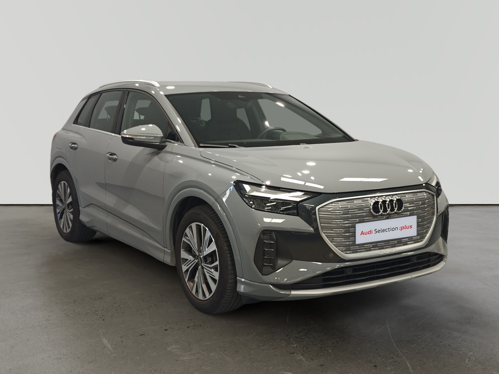 Audi Q4 e-tron blanco de perfil en estudio