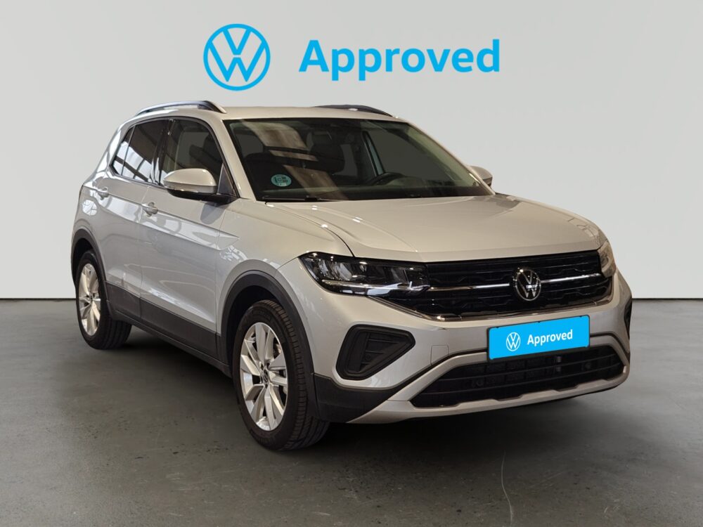 Volkswagen T-Cross blanco aparcado con logo Approved de Volkswagen