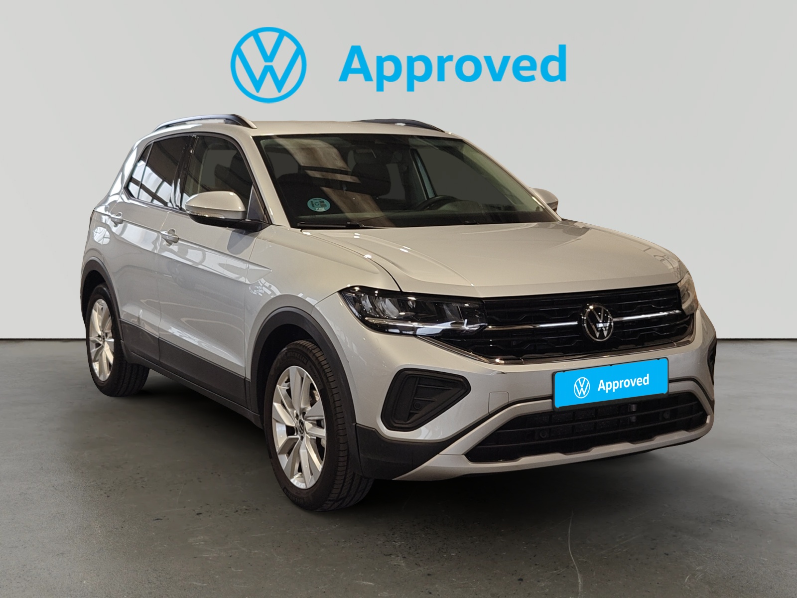 Volkswagen T-Cross blanco aparcado con logo Approved de Volkswagen