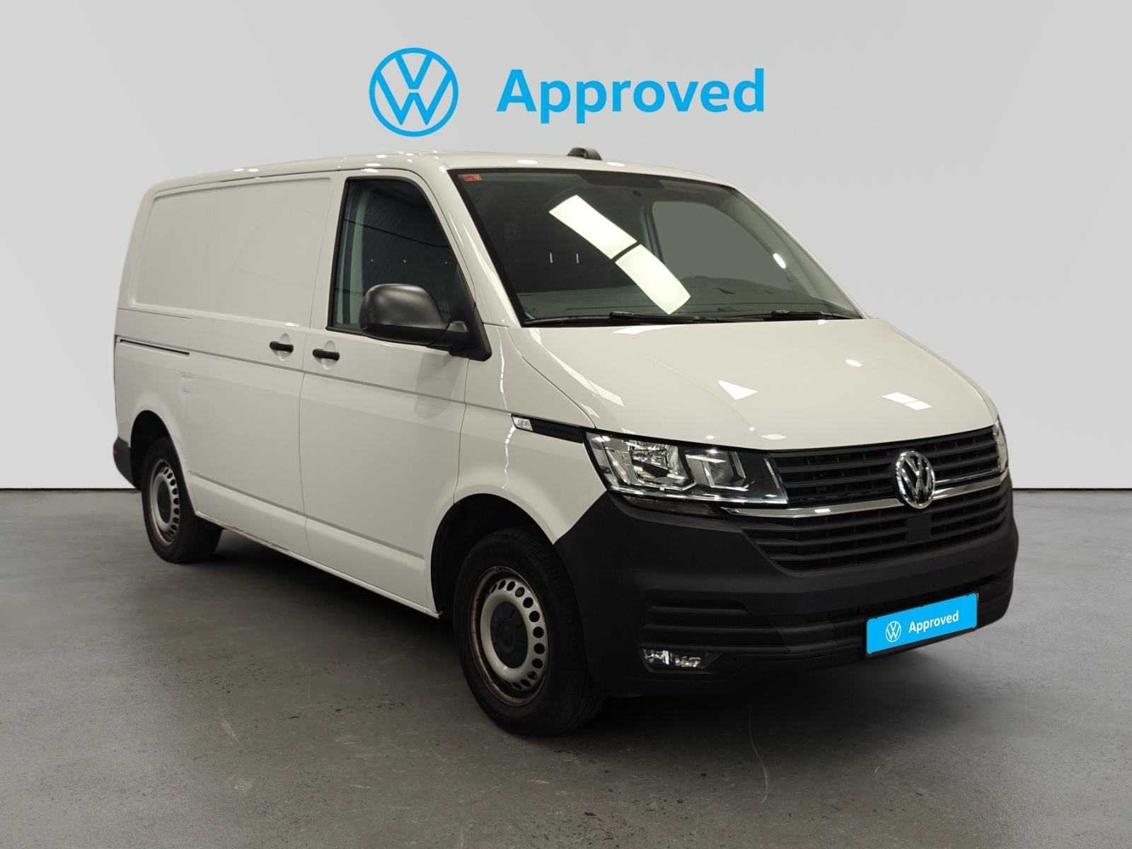Volkswagen Transporter furgón blanco de perfil con logo Approved