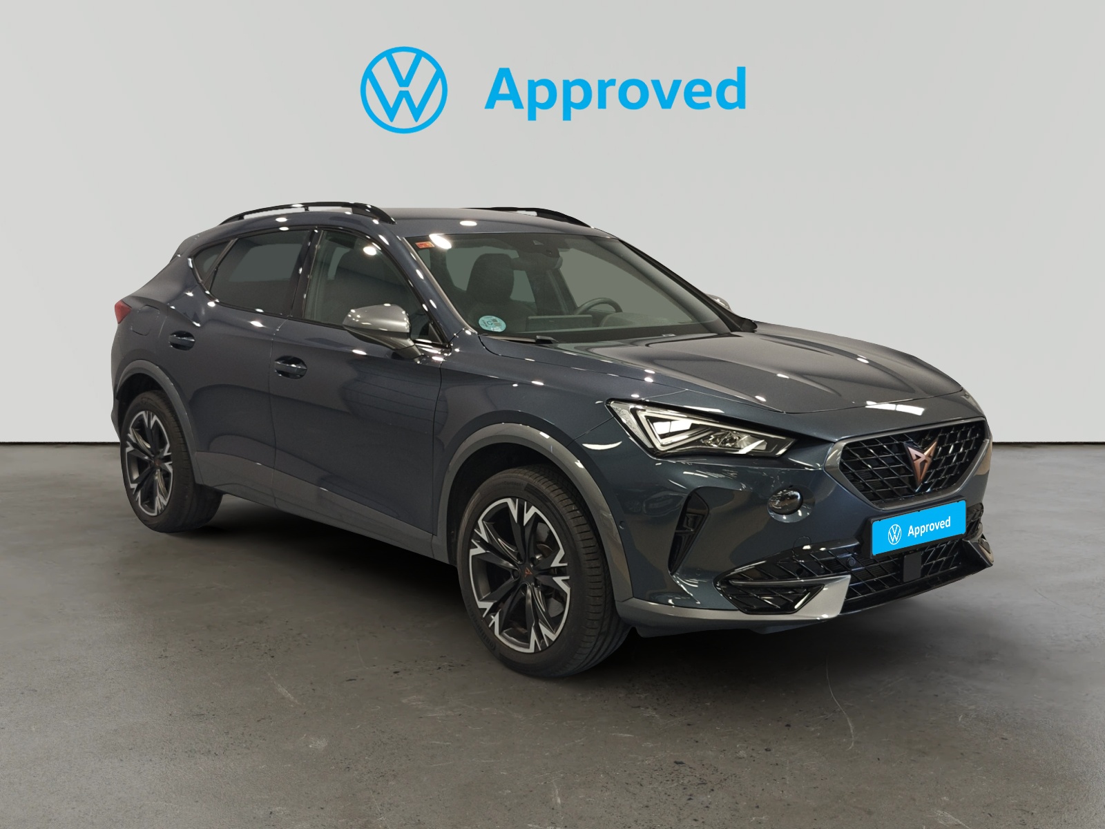 Cupra Formentor negro aparcado de frente con logo Volkswagen Approved