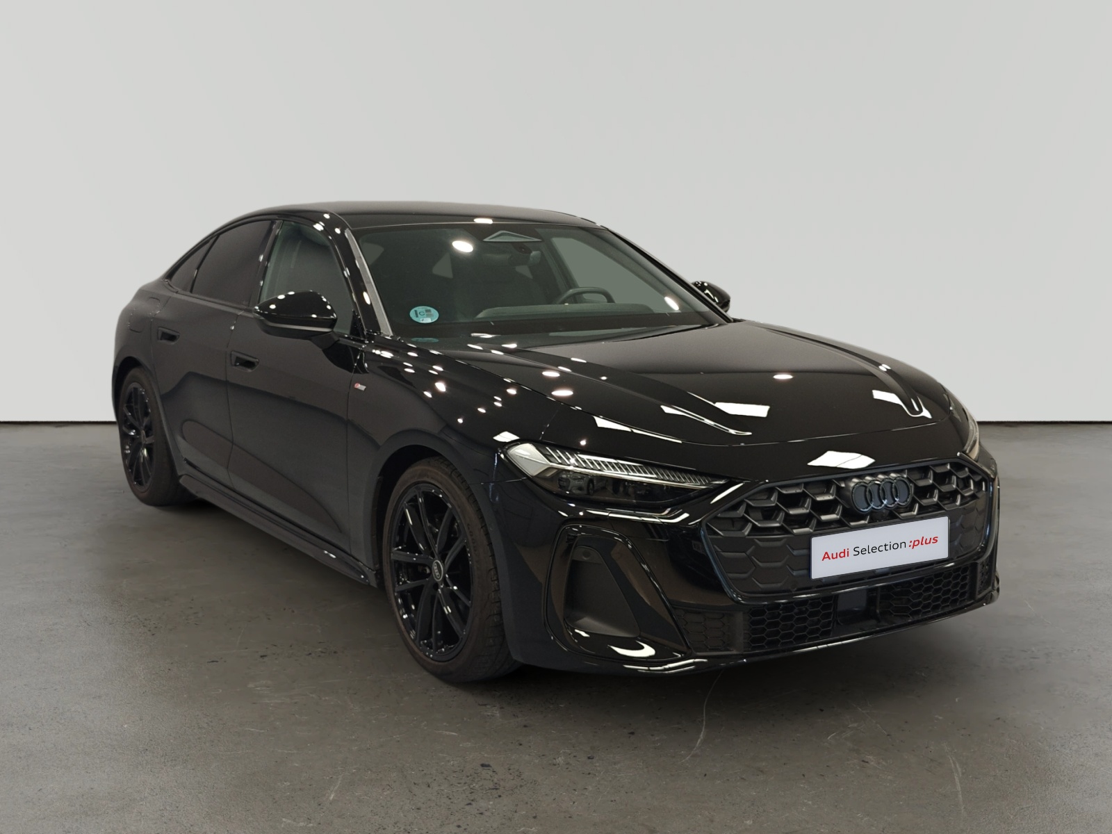 Audi A5 negro aparcado en showroom de concesionario