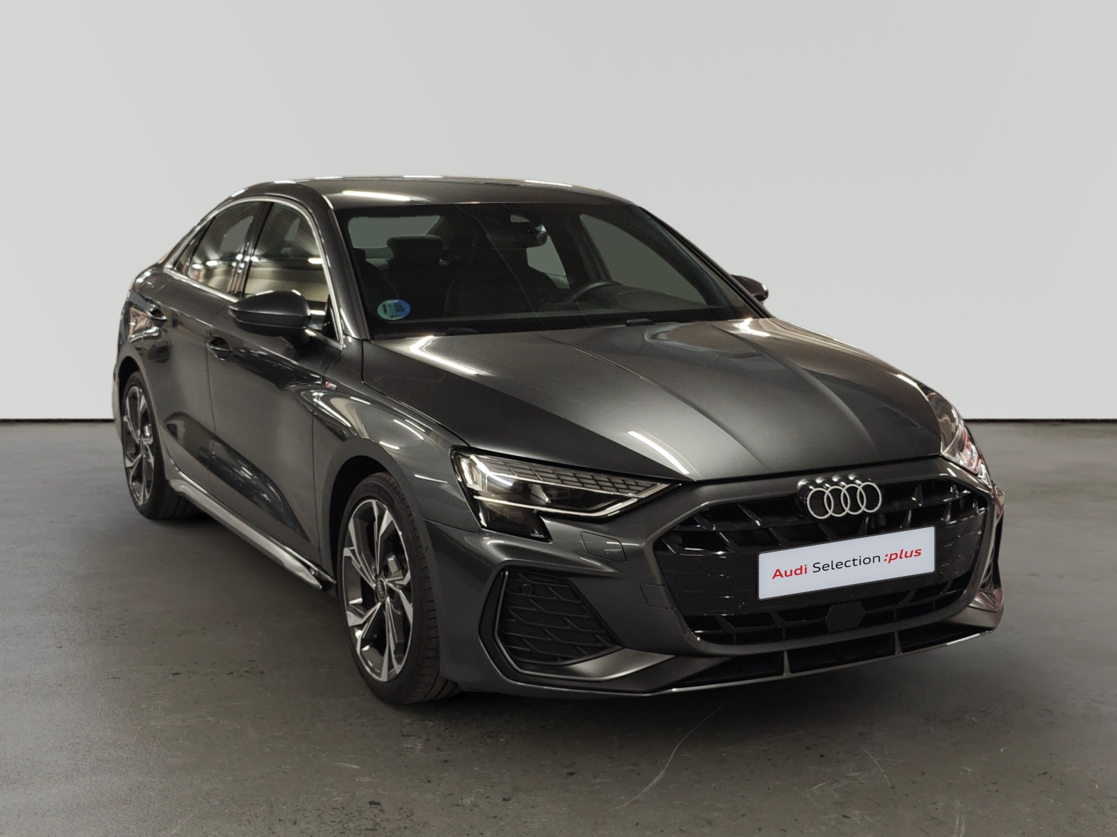 Audi A3 Sedan gris oscuro de frente en concesionario