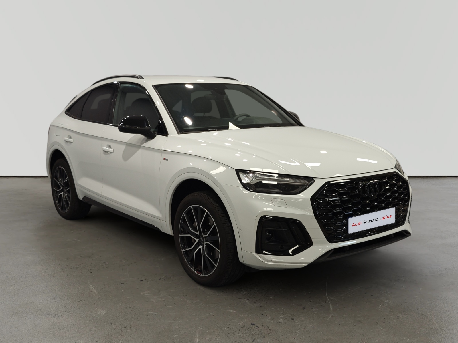 Audi Q5 Sportback blanco en vista lateral de tres cuartos