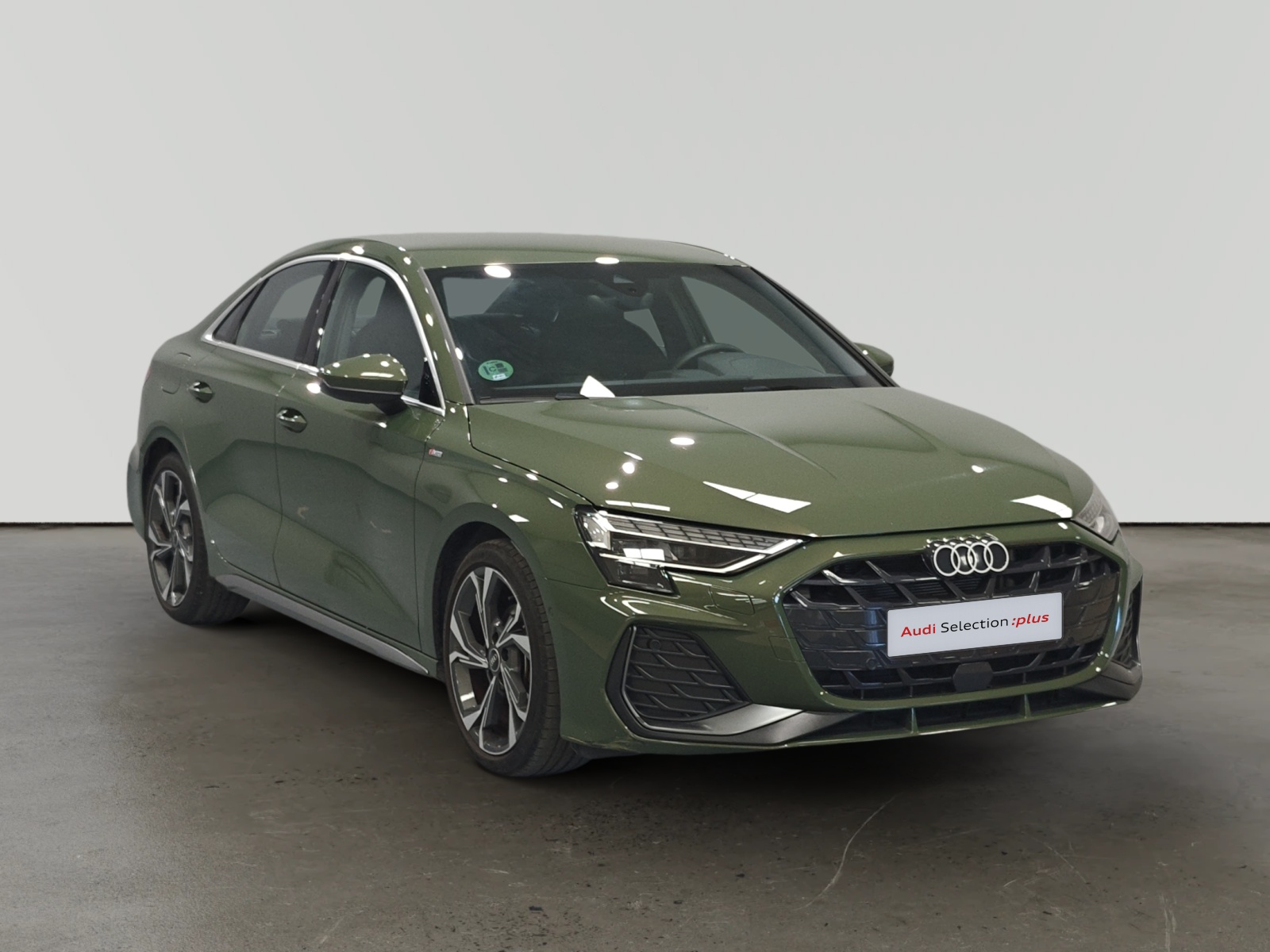Audi A3 Sedan verde oscuro en exposición de concesionario