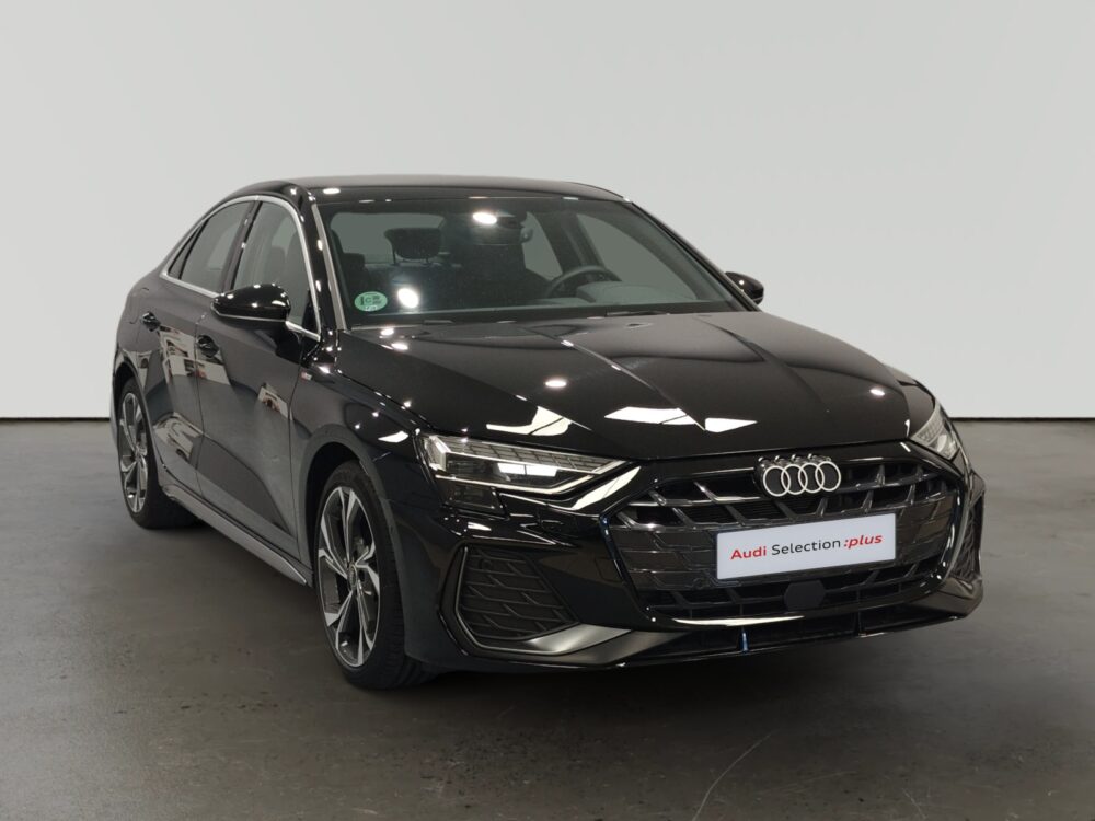 Audi A3 Sedan negro de perfil en concesionario