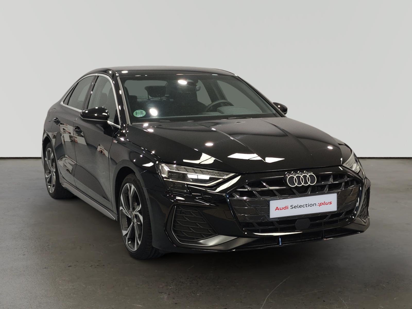 Audi A3 Sedan negro de perfil en concesionario