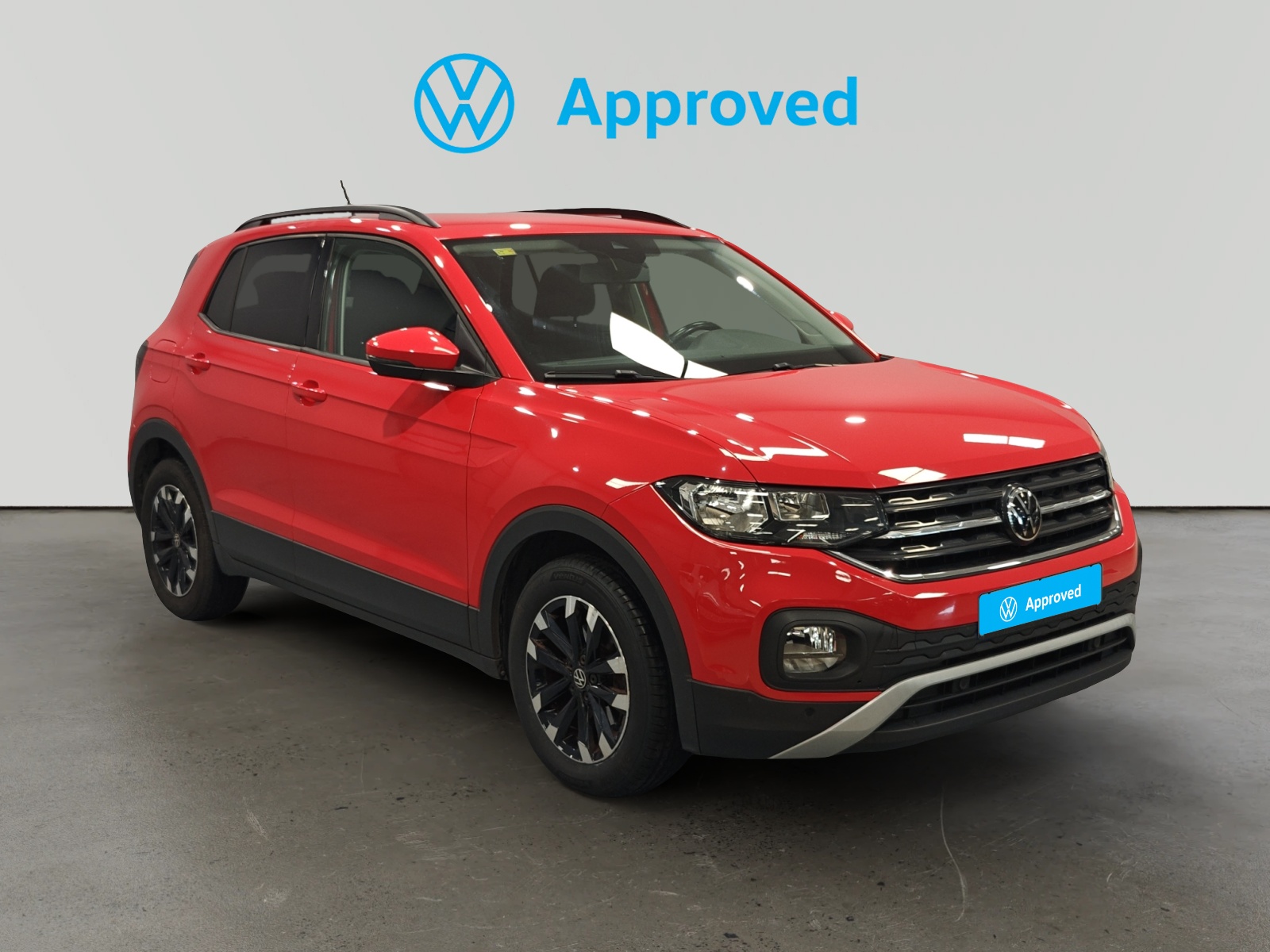 Volkswagen T-Cross rojo visto desde tres cuartos con logo Approved de Volkswagen