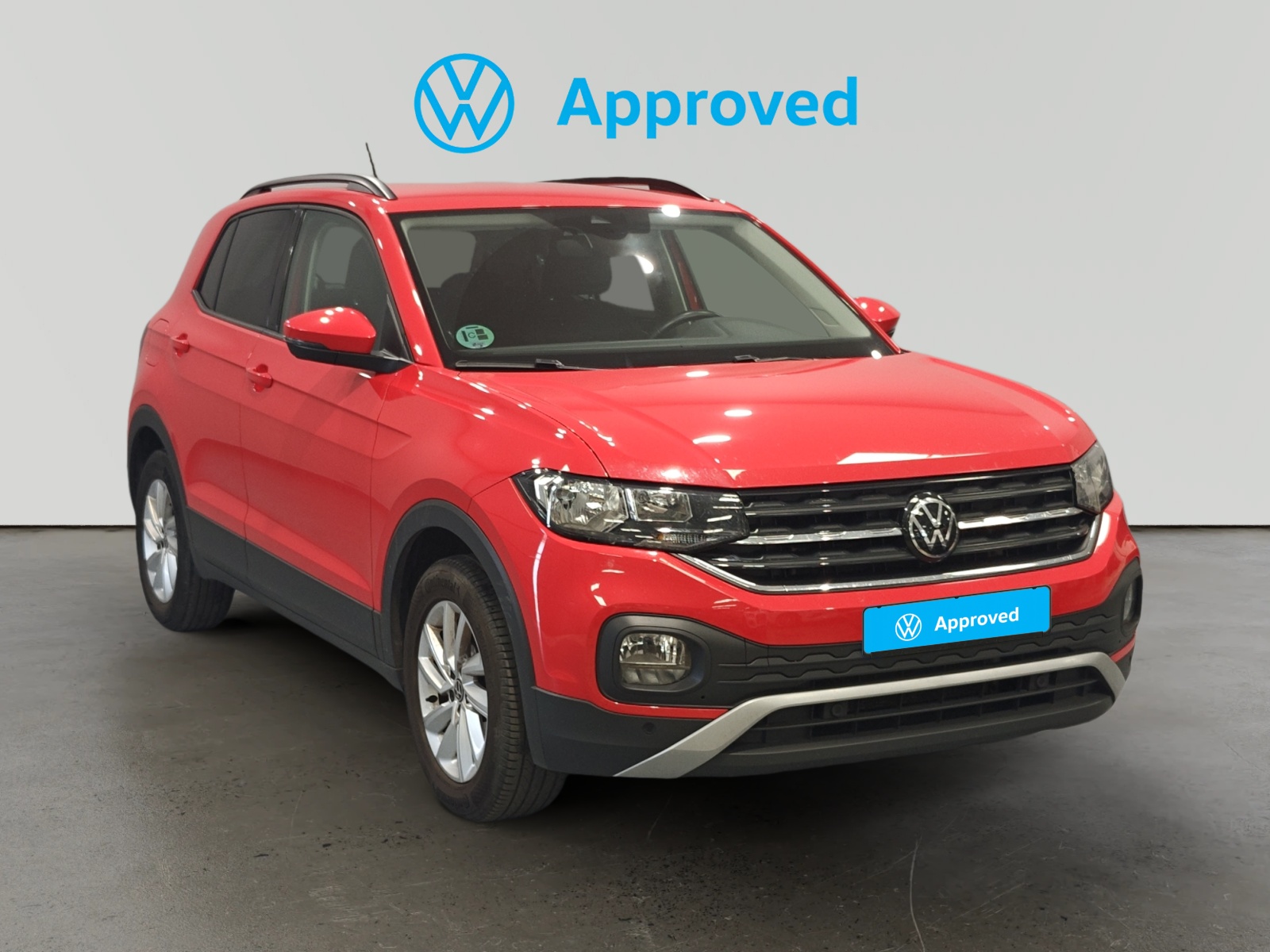 Volkswagen T-Cross rojo con distintivo de aprobado Volkswagen