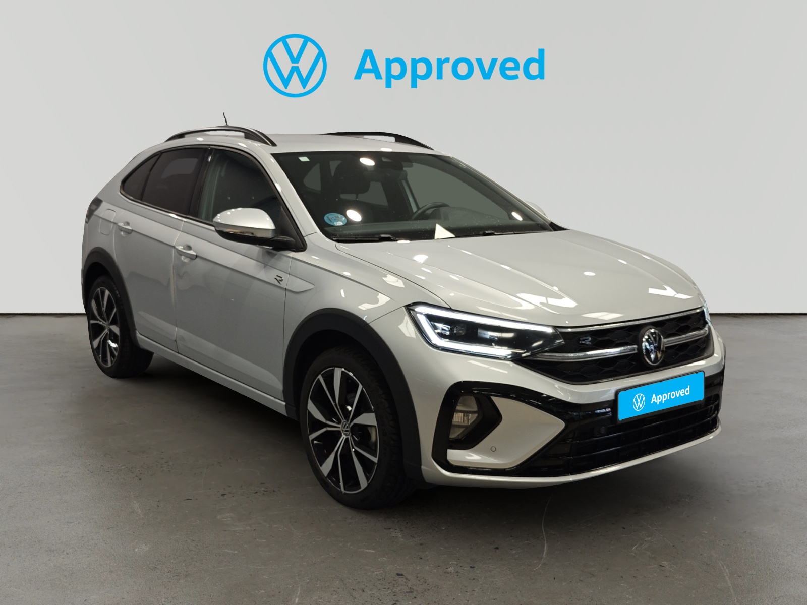 Volkswagen Taigo blanco aparcado en concesionario con sello Approved