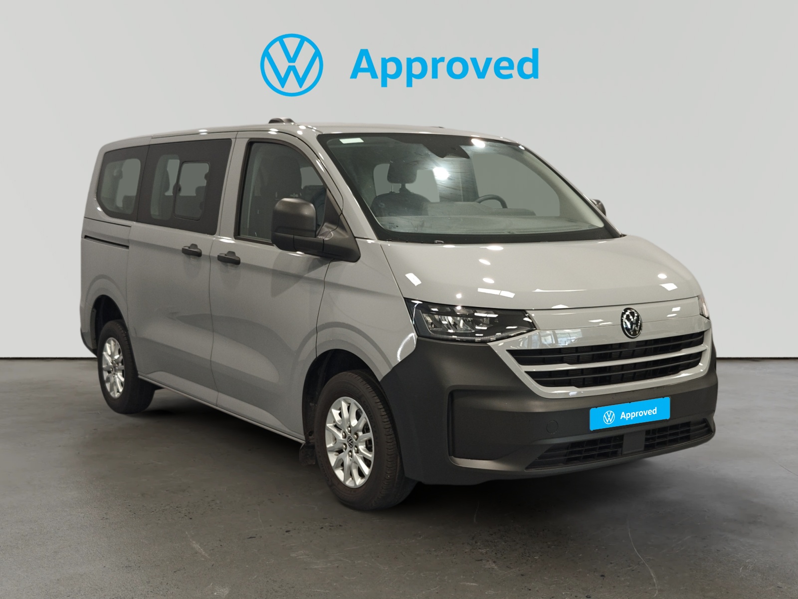 Volkswagen Caravelle gris claro certificado Approved en exhibición