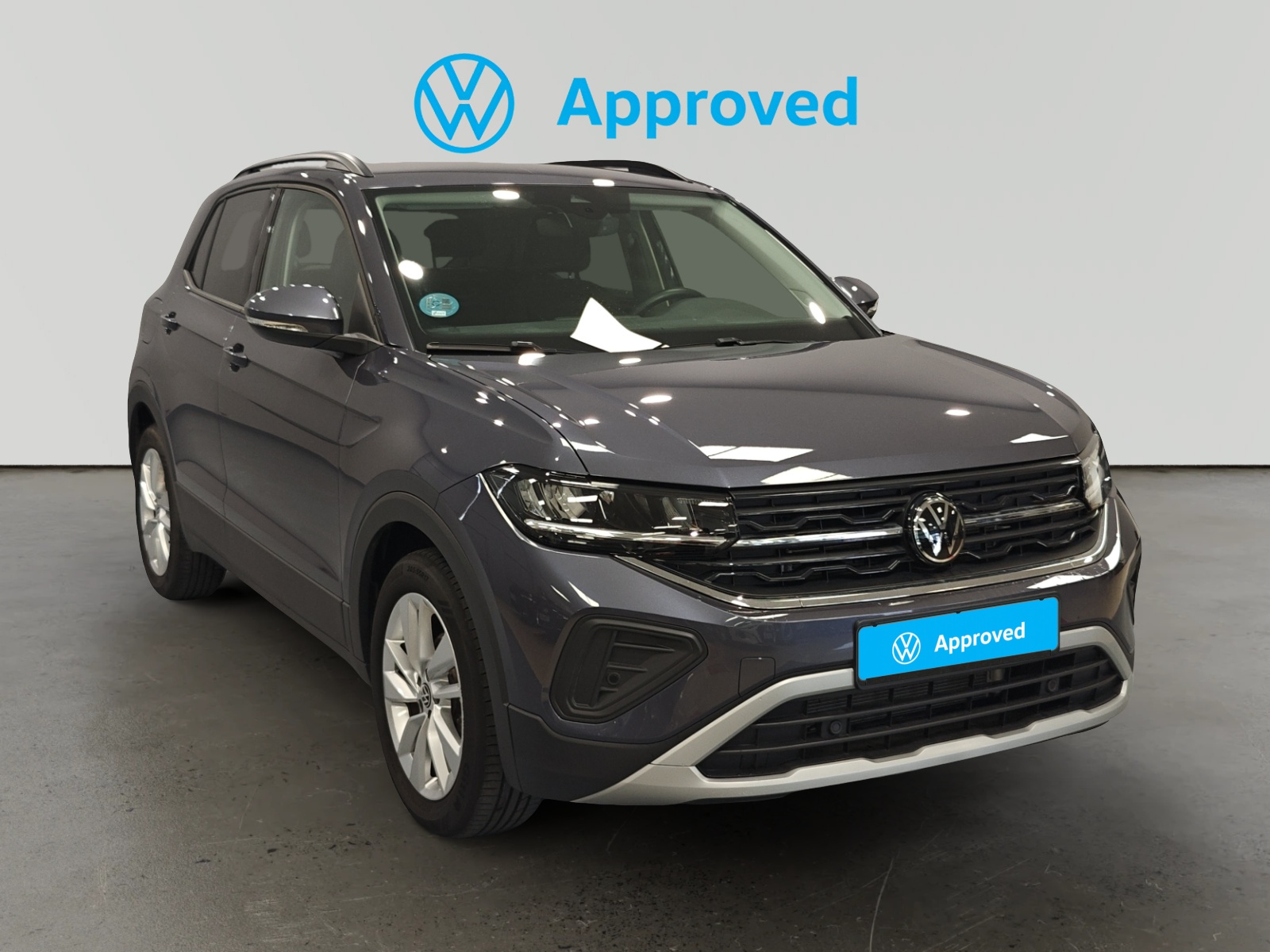 Volkswagen T-Cross gris oscuro aparcado con distintivo Approved de Volkswagen