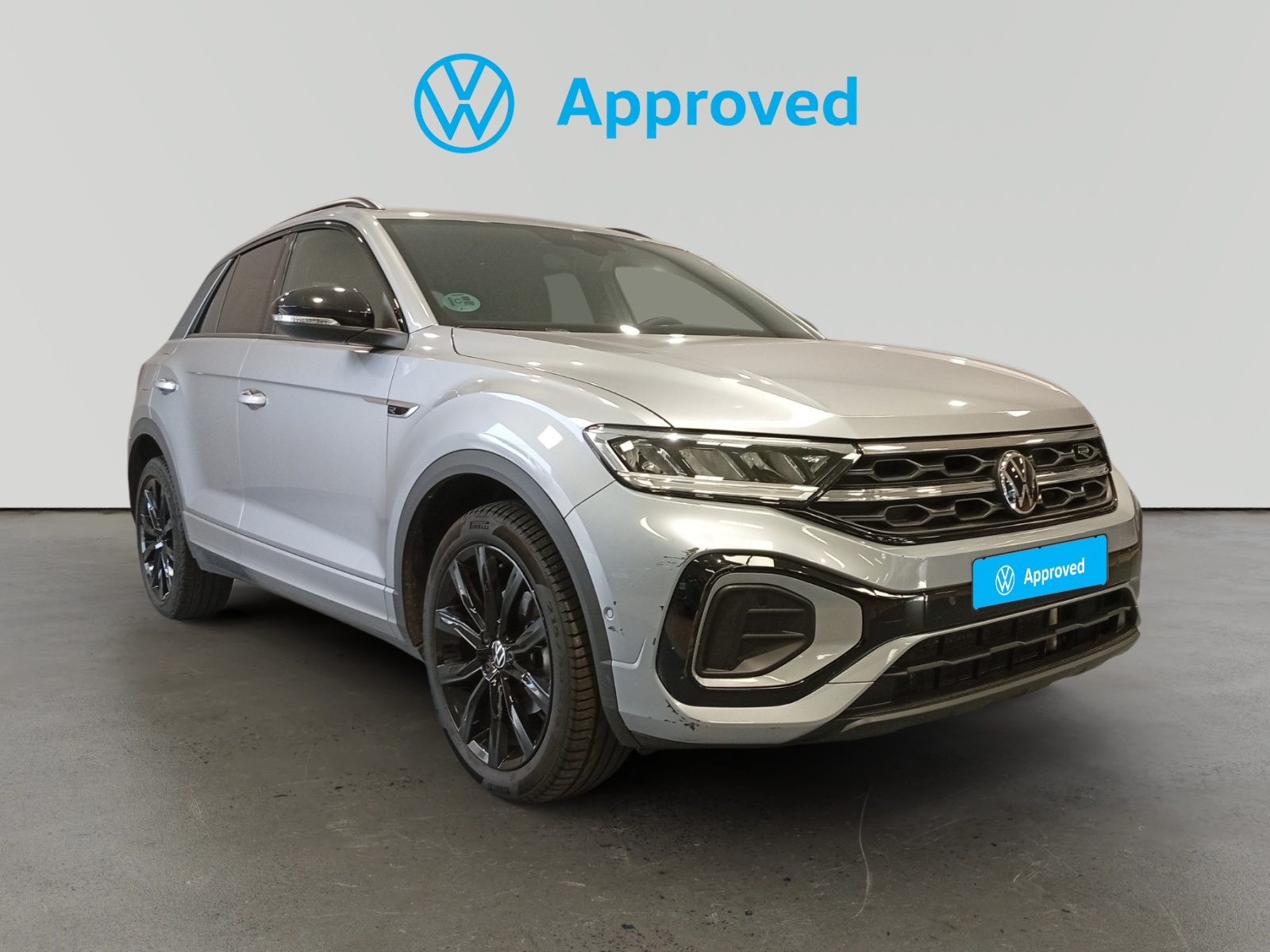 Volkswagen T-Roc blanco aparcado con distintivo Approved de Volkswagen
