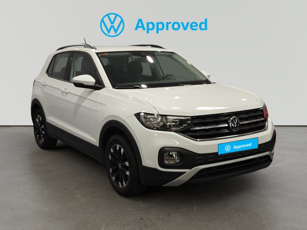 Volkswagen T-Cross blanco aparcado con distintivo de aprobado Volkswagen