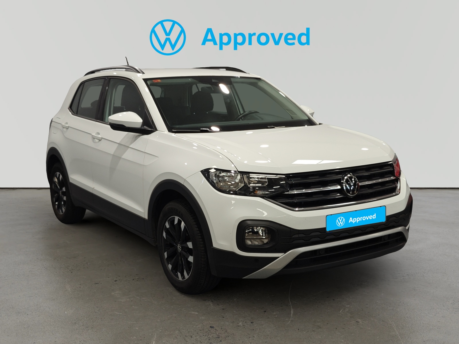 Volkswagen T-Cross blanco aparcado con distintivo de aprobado Volkswagen